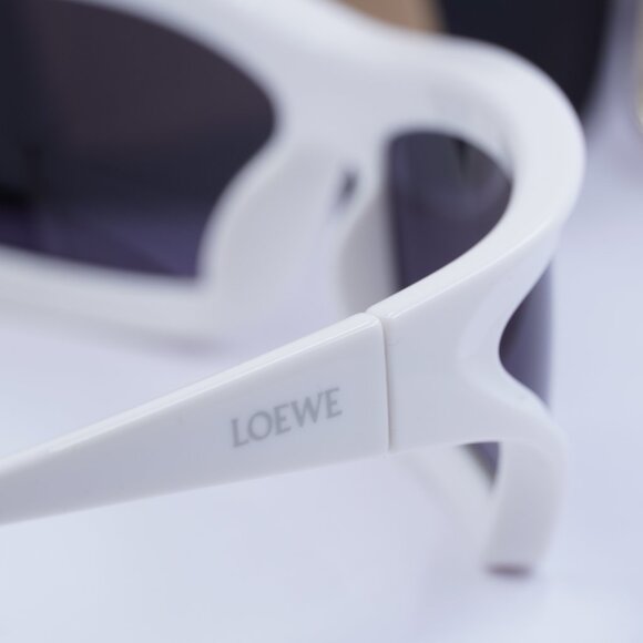 Loewe LW40143U 25A Geometric Sunglasses – Ivory\Grey - Picture 9 of 10
